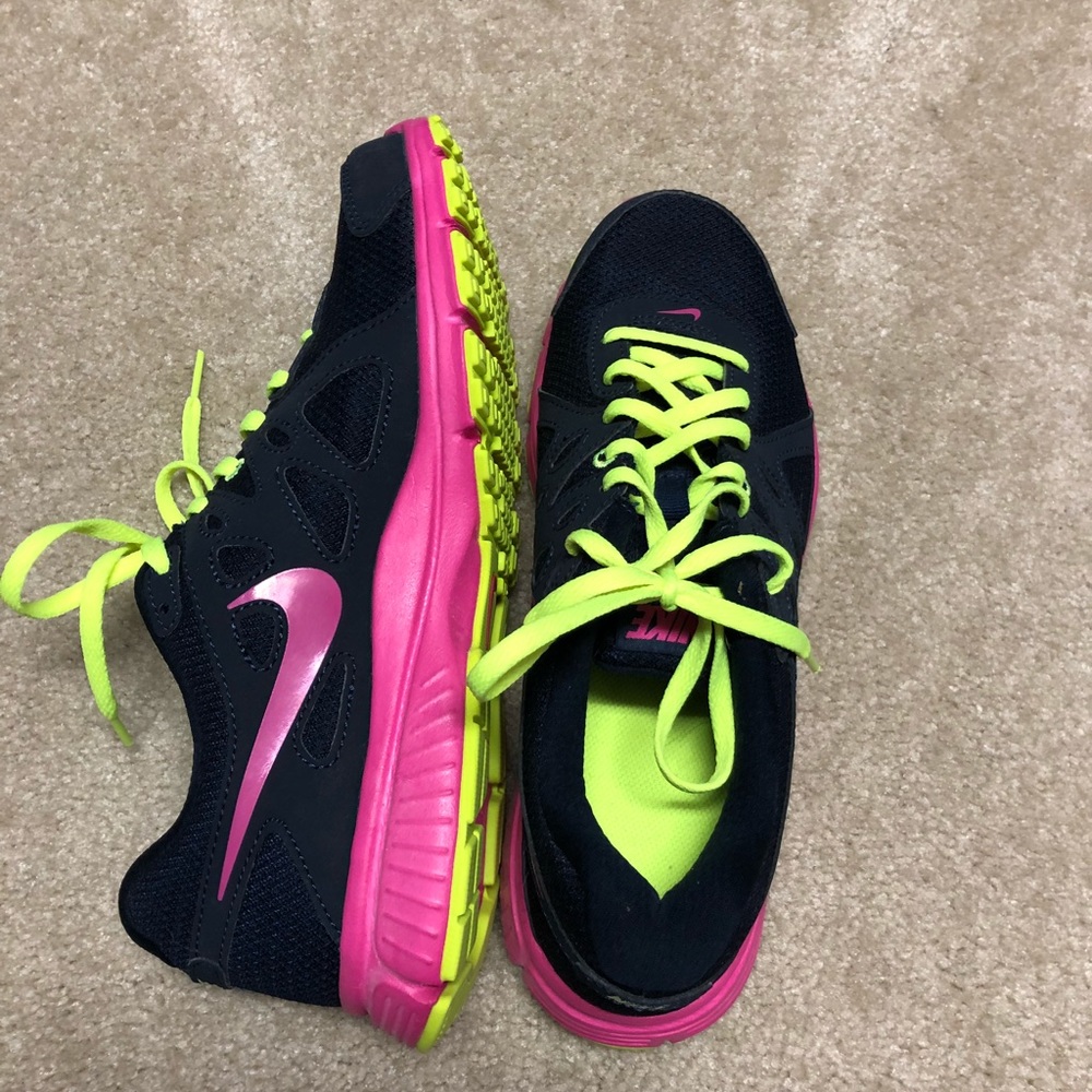 Women’s Nike tennis shoes